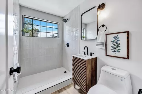 Bath - 326 W Montecito Ave, Phoenix, AZ 85013 photo 1 of 3