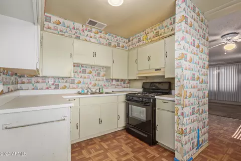 Kitchen - 2534 E Mobile Ln, Phoenix, AZ 85040 photo 1 of 3