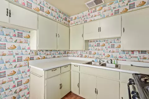Kitchen - 2534 E Mobile Ln, Phoenix, AZ 85040 photo 3 of 3