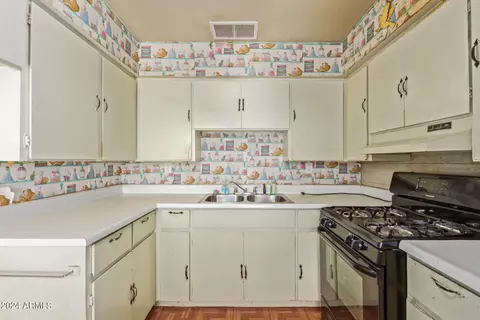 Kitchen - 2534 E Mobile Ln, Phoenix, AZ 85040 photo 2 of 3