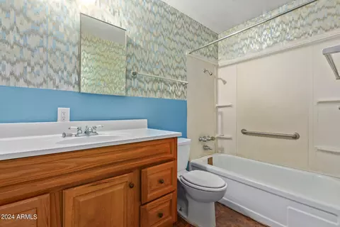 Bath - 2534 E Mobile Ln, Phoenix, AZ 85040 photo 1 of 2