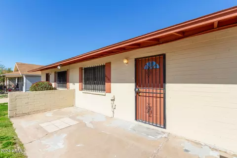 Exterior - 2534 E Mobile Ln, Phoenix, AZ 85040 photo 7 of 12
