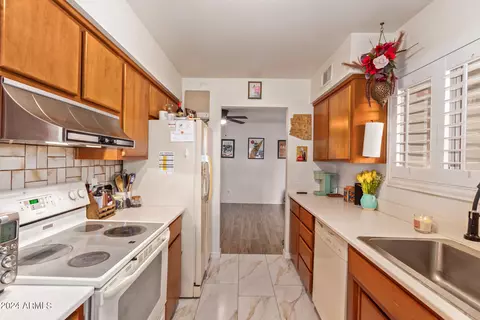 Kitchen - 1966 E Del Sur Dr, Tempe, AZ 85283 photo 6 of 6