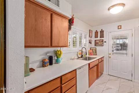 Kitchen - 1966 E Del Sur Dr, Tempe, AZ 85283 photo 3 of 6