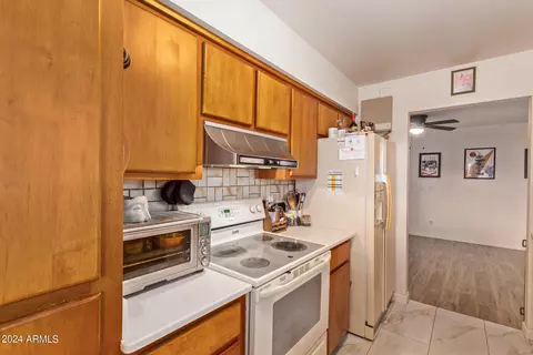 Kitchen - 1966 E Del Sur Dr, Tempe, AZ 85283 photo 5 of 6