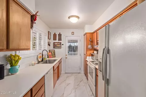 Kitchen - 1966 E Del Sur Dr, Tempe, AZ 85283 photo 1 of 6
