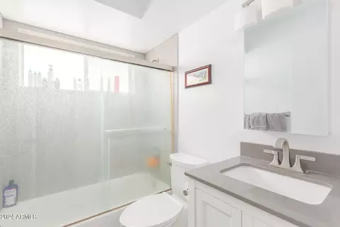 Bath - 749 E Montebello Ave #119, Phoenix, AZ 85014 photo 1 of 1