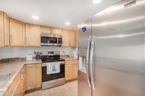 Kitchen - 11429 S Ki Rd, Phoenix, AZ 85044 photo 4 of 6