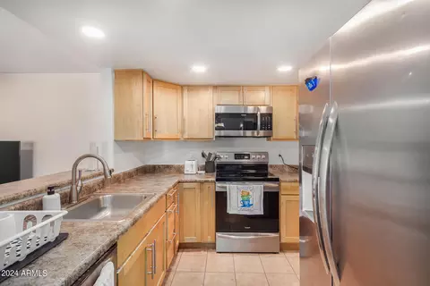 Kitchen - 11429 S Ki Rd, Phoenix, AZ 85044 photo 5 of 6