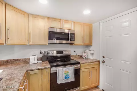 Kitchen - 11429 S Ki Rd, Phoenix, AZ 85044 photo 3 of 6