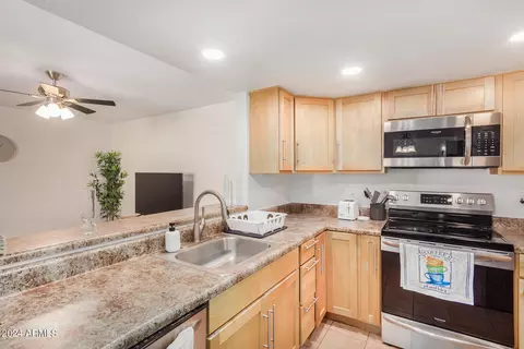 Kitchen - 11429 S Ki Rd, Phoenix, AZ 85044 photo 2 of 6