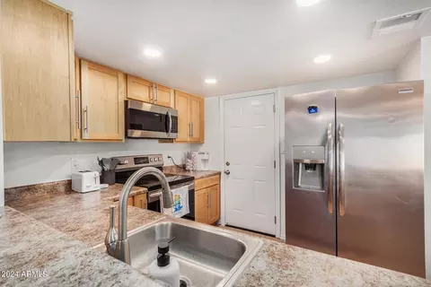 Kitchen - 11429 S Ki Rd, Phoenix, AZ 85044 photo 6 of 6