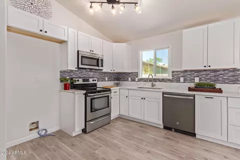 595 E Peppertree Ave, Apache Junction, AZ 85119 photo 8