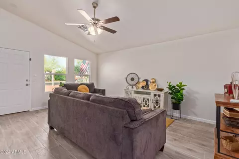 595 E Peppertree Ave, Apache Junction, AZ 85119 photo 4