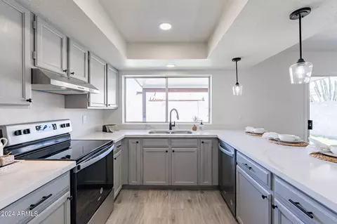 Kitchen - 3946 W Willow Ave, Phoenix, AZ 85029 photo 5 of 8