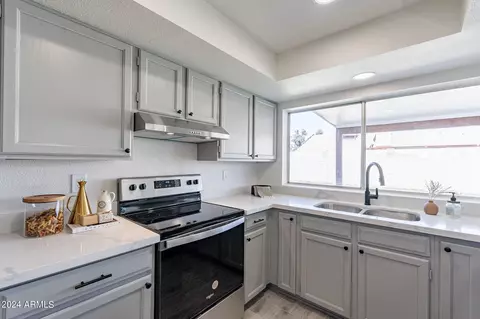 Kitchen - 3946 W Willow Ave, Phoenix, AZ 85029 photo 8 of 8