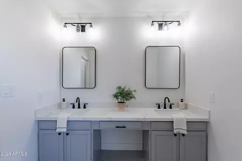 Bath - 3946 W Willow Ave, Phoenix, AZ 85029 photo 2 of 4