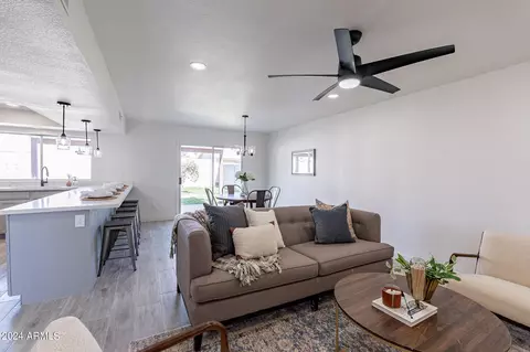 Living - 3946 W Willow Ave, Phoenix, AZ 85029 photo 5 of 9
