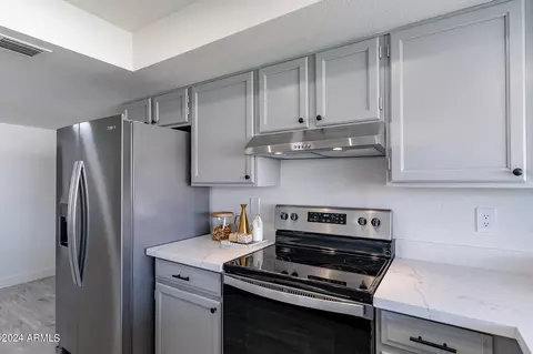 Kitchen - 3946 W Willow Ave, Phoenix, AZ 85029 photo 7 of 8