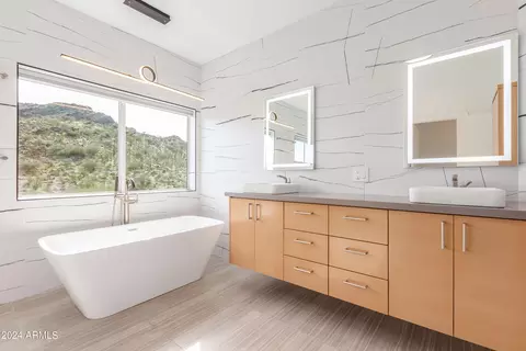 Bath - 2245 E Vogel Ave, Phoenix, AZ 85028 photo 3 of 6