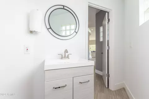 Bath - 2245 E Vogel Ave, Phoenix, AZ 85028 photo 1 of 6