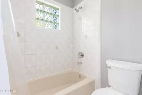 Bath - 2245 E Vogel Ave, Phoenix, AZ 85028 photo 4 of 6