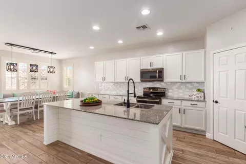 7963 S Columbus Dr, Gilbert, AZ 85298
