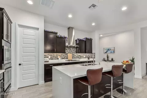 3425 E Crest Ln, Phoenix, AZ 85050 photo 9
