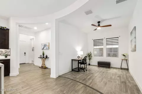 3425 E Crest Ln, Phoenix, AZ 85050 photo 4