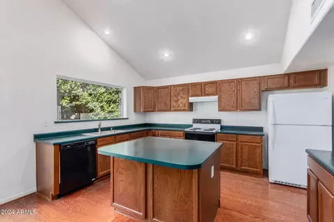 Kitchen - 246 S Cobblestone Dr, Gilbert, AZ 85296 photo 1 of 3