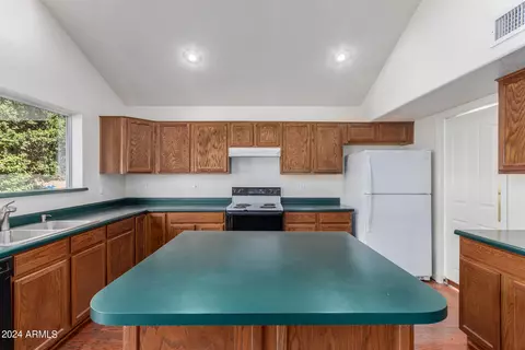 Kitchen - 246 S Cobblestone Dr, Gilbert, AZ 85296 photo 3 of 3