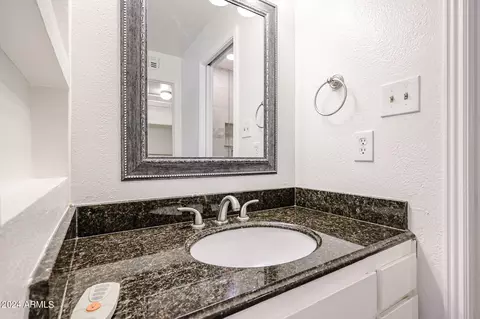 Bath - 2902 E Sylvia St, Phoenix, AZ 85032 photo 2 of 7