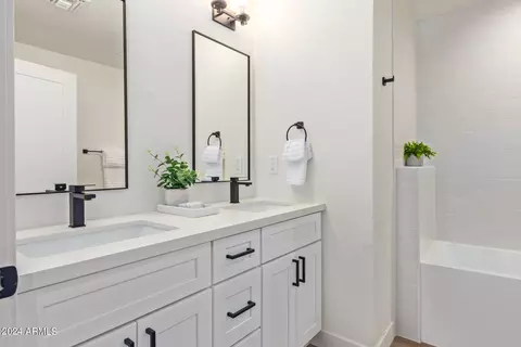 Bath - 2616 E Claire Dr, Phoenix, AZ 85032 photo 4 of 5