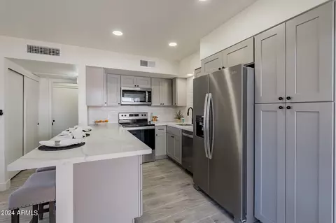 Kitchen - 1320 E Bethany Home Rd #13, Phoenix, AZ 85014 photo 3 of 7