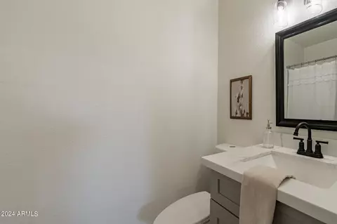 Bath - 1320 E Bethany Home Rd #13, Phoenix, AZ 85014 photo 1 of 2