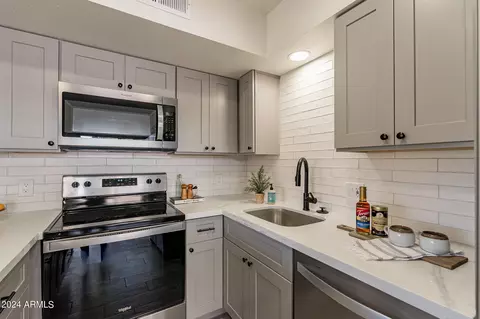 Kitchen - 1320 E Bethany Home Rd #13, Phoenix, AZ 85014 photo 5 of 7