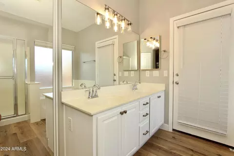 Bath - 781 N Surfside Dr, Gilbert, AZ 85233 photo 2 of 4