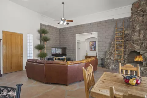 Dining - 141 E Cloud Rd, Phoenix, AZ 85086 photo 1 of 7