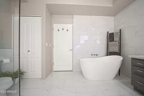 Bath - 141 E Cloud Rd, Phoenix, AZ 85086 photo 5 of 7