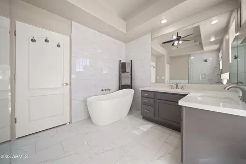Bath - 141 E Cloud Rd, Phoenix, AZ 85086 photo 3 of 7