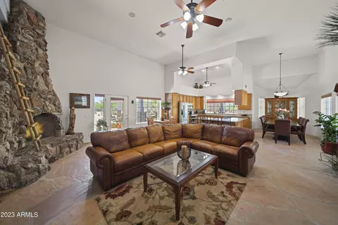 Living - 141 E Cloud Rd, Phoenix, AZ 85086 photo 1 of 6