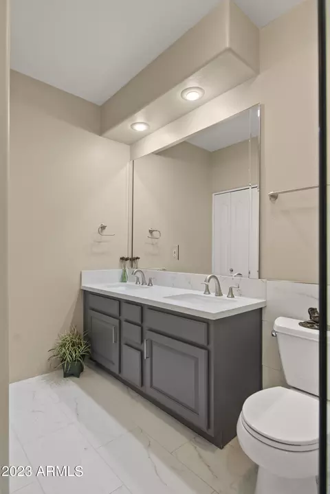 Bath - 141 E Cloud Rd, Phoenix, AZ 85086 photo 6 of 7