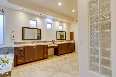 Bath - 115 E Summerside Rd, Phoenix, AZ 85042 photo 6 of 9
