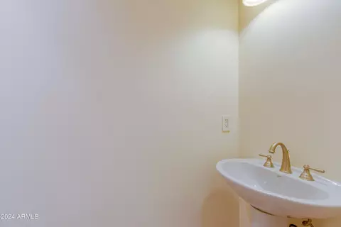 Bath - 115 E Summerside Rd, Phoenix, AZ 85042 photo 1 of 9