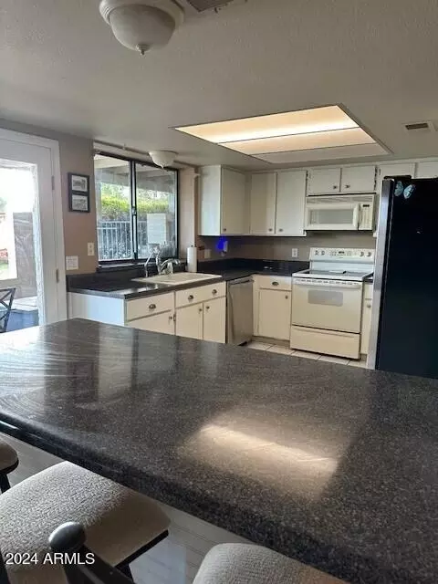 Kitchen - 12725 E Cloud Rd, Chandler, AZ 85249 photo 3 of 4
