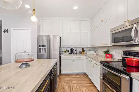 Kitchen - 4118 E Laurel Ave, Gilbert, AZ 85234 photo 3 of 6
