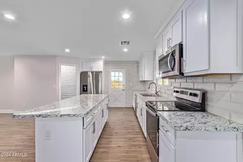 Kitchen - 39212 N 3rd Ave, Phoenix, AZ 85086 photo 3 of 3
