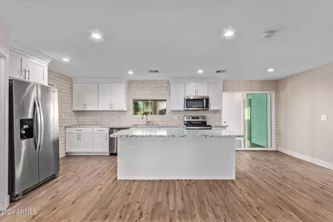 Kitchen - 39212 N 3rd Ave, Phoenix, AZ 85086 photo 2 of 3