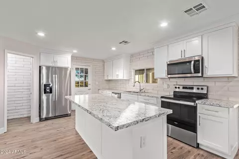 Kitchen - 39212 N 3rd Ave, Phoenix, AZ 85086 photo 1 of 3