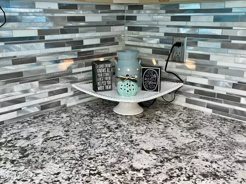 Dining - 2219 W Mark Ln, Phoenix, AZ 85085 photo 3 of 5
